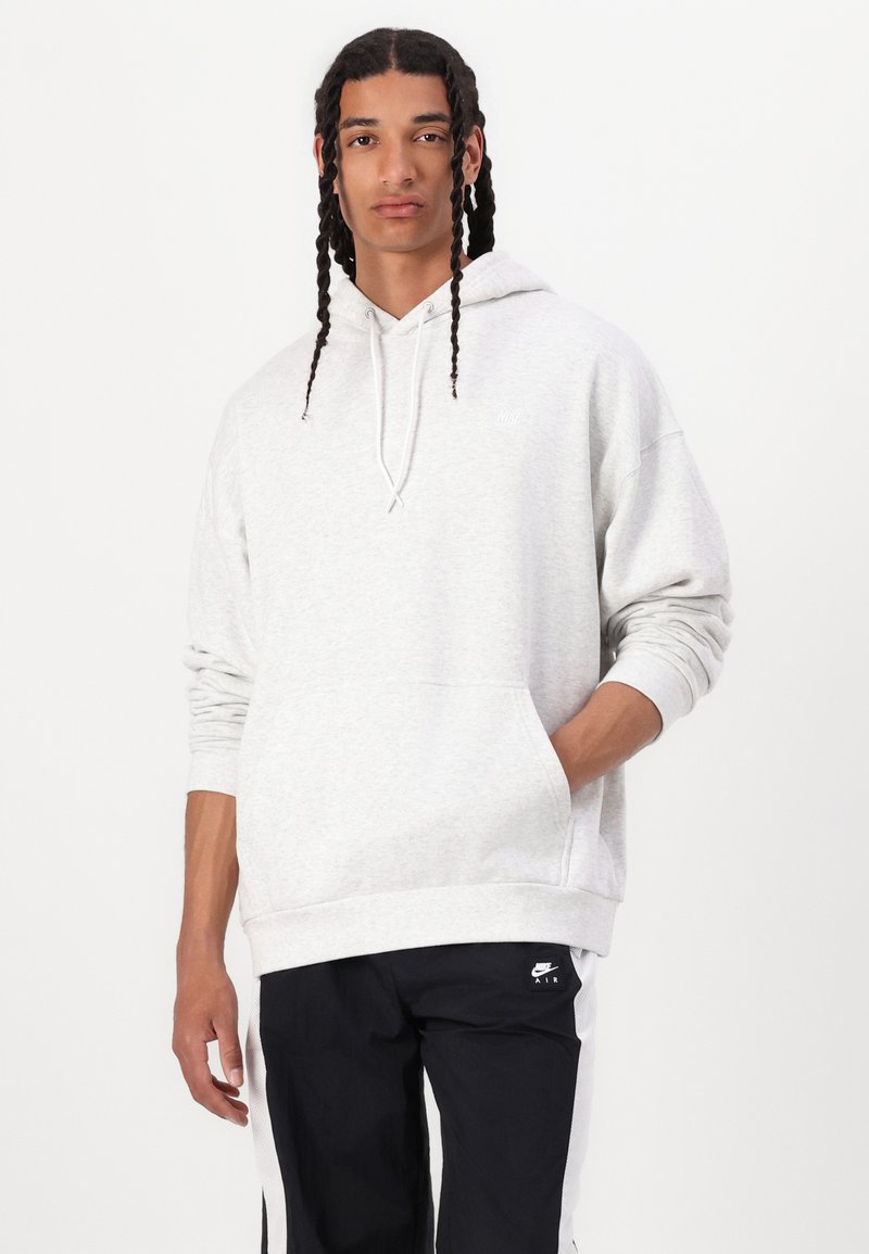 Hellgrauer Hoodie aus weichem Stoff mit einem Kängurutasche und verstellbarem Kordelzugkapuze, mit einem kleinen weißen Logo auf der Brust.