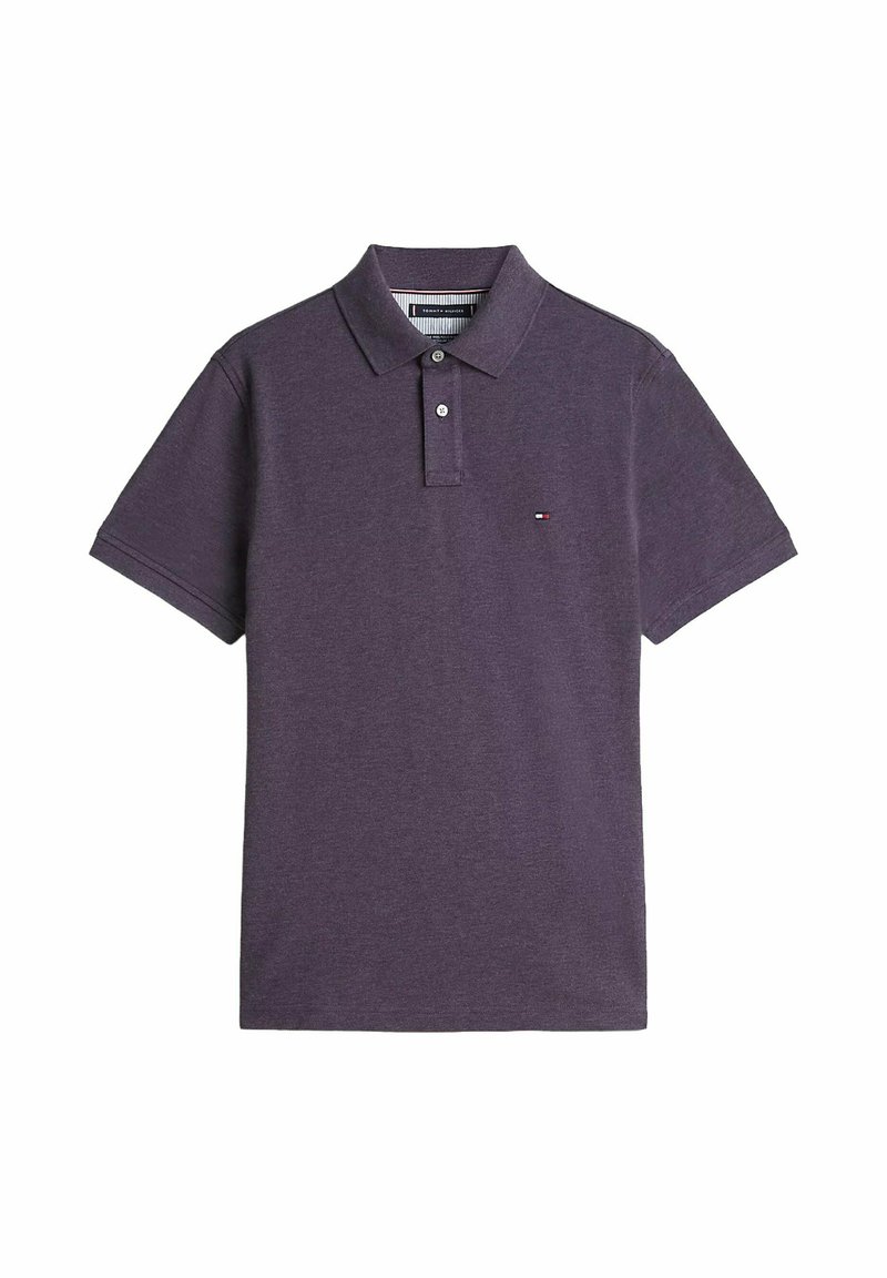 Polo manches courtes violet foncé avec deux boutons, col et petit logo rouge, blanc et bleu sur la poitrine gauche.