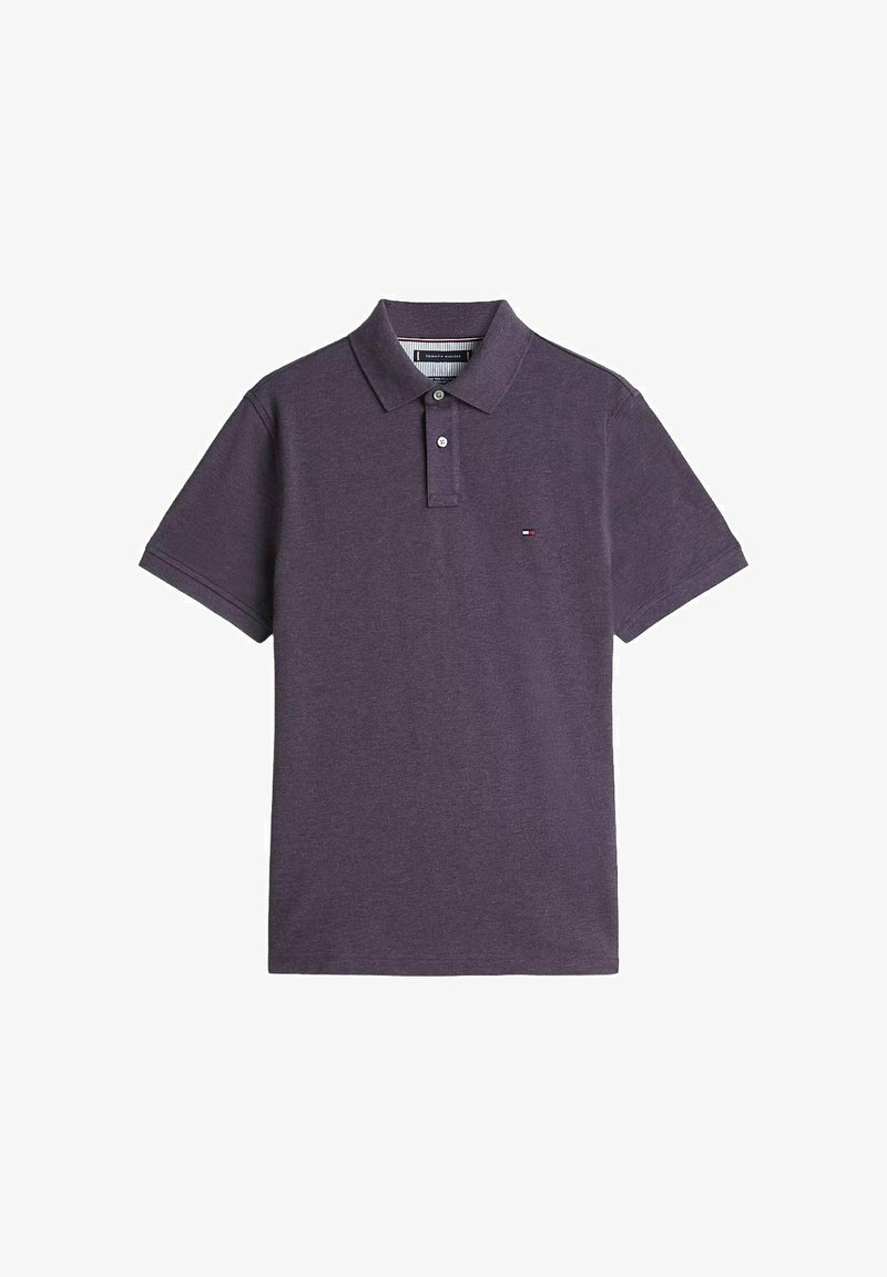 Polo manches courtes violet foncé avec deux boutons, col et petit logo rouge, blanc et bleu sur la poitrine gauche.