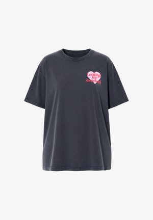Maglietta grigio scuro a maniche corte con un cuore rosa sul petto sinistro con la scritta "Looking For Somebody" in rosso.