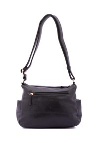Borsa a spalla in pelle nera, texture morbida, corpo spazioso, tracolla regolabile, tasca con zip color oro sul davanti, design minimalista.