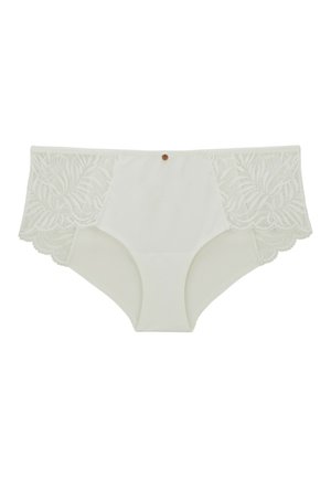 String blanc avec des accents de dentelle florale sur les côtés, présentant un devant lisse et des bords festonnés, ainsi qu'un petit bouton décoratif marron.