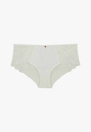 String blanc avec des accents de dentelle florale sur les côtés, présentant un devant lisse et des bords festonnés, ainsi qu'un petit bouton décoratif marron.