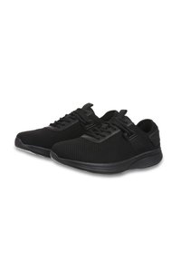 Zapatos deportivos de malla negra con una parte superior texturizada, diseño con cordones y suela acolchada. Presenta acentos de goma distintivos en los lados.