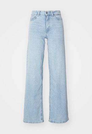 Jeans en denim bleu clair à jambes larges. Dispose d'une taille haute, d'une fermeture à bouton à l'avant et de deux poches. Texture lisse avec un léger dégradé.