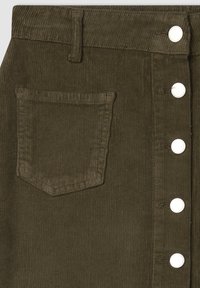 Gonna in tessuto di velluto a coste con tasca applicata frontale, passante per cintura e una fila di sei bottoni rotondi d'argento lucido sul lato destro.