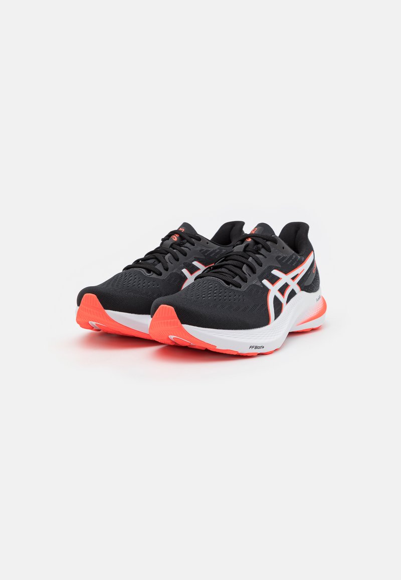 Zapatillas de correr negras con un upper texturizado, con acentos blancos y detalles naranjas en la suela. Diseño ligero para un mejor rendimiento.