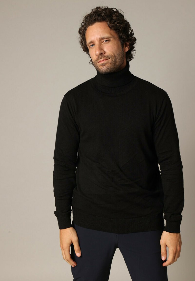 Zwarte coltrui gemaakt van zachte stof, met een getailleerd ontwerp, lange mouwen en ribgebreide manchetten en zoom.