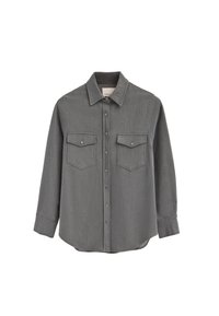 Grijze denim shirt met lange mouwen, knopenlaag aan de voorkant, twee borstzakken en een puntige kraag. Gladde textuur en relaxte pasvorm.
