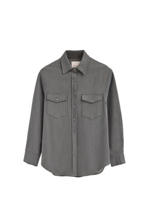 Graues Denim-Hemd mit langen Ärmeln, Knopfverschluss vorne, zwei Brusttaschen und spitzem Kragen. Glatte Textur und entspannte Passform.