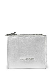 Cartera plateada con cremallera de textura granulada y logo en relieve "ALMA EN PENA" en la parte frontal. Forma rectangular, diseño compacto.