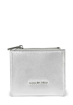 Cartera plateada con cremallera de textura granulada y logo en relieve "ALMA EN PENA" en la parte frontal. Forma rectangular, diseño compacto.