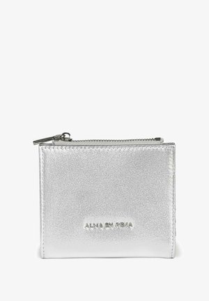 Portafoglio argentato con zip, realizzato in una texture a granuli, con il logo "ALMA EN PENA" in rilievo sul fronte. Forma rettangolare, design compatto.