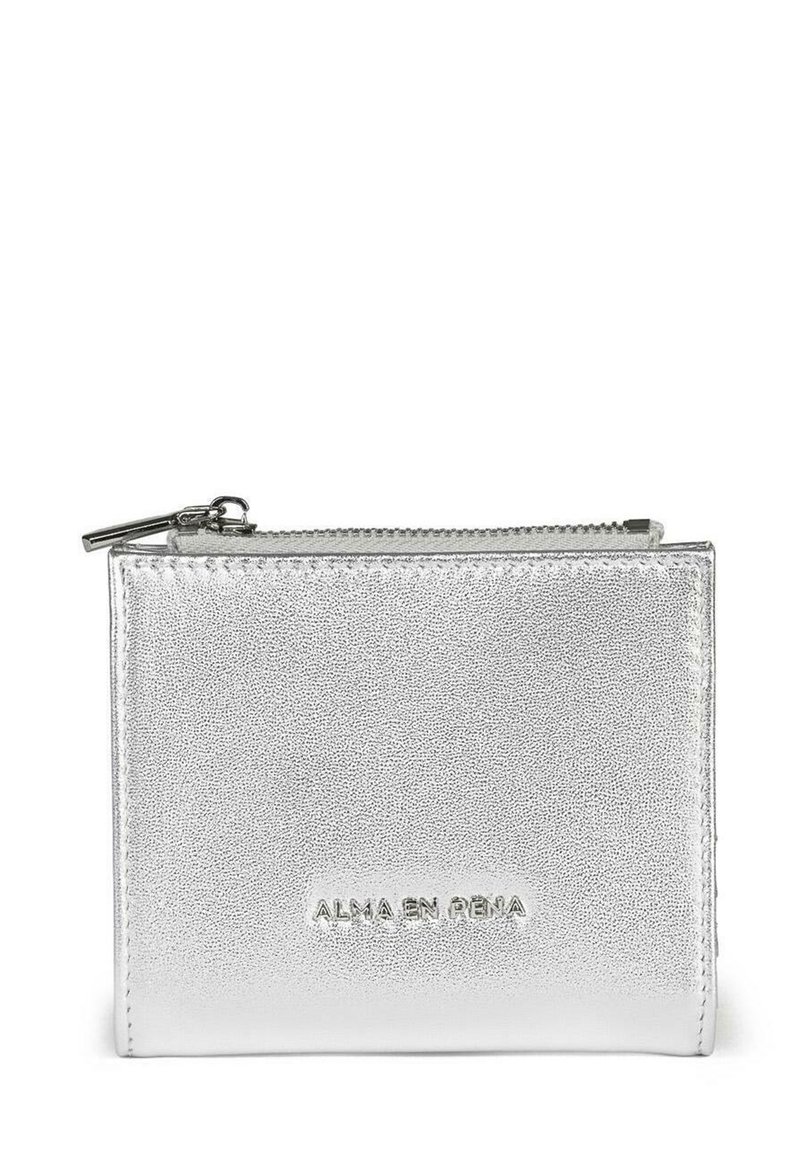 Cartera plateada con cremallera de textura granulada y logo en relieve "ALMA EN PENA" en la parte frontal. Forma rectangular, diseño compacto.