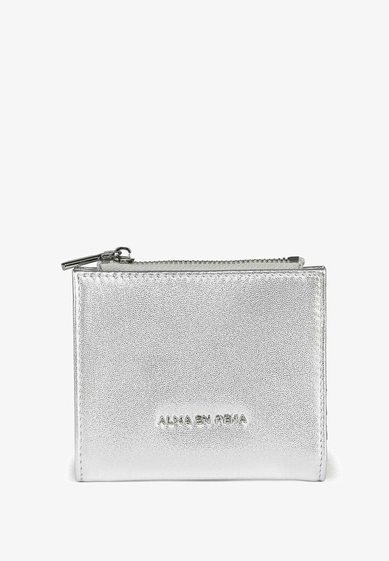 Portafoglio argentato con zip, realizzato in una texture a granuli, con il logo "ALMA EN PENA" in rilievo sul fronte. Forma rettangolare, design compatto.