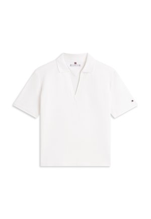 Polo blanc à manches courtes avec col en V, col et petit logo sur la manche gauche.