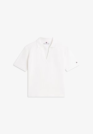 Polo blanc à manches courtes avec col en V, col et petit logo sur la manche gauche.