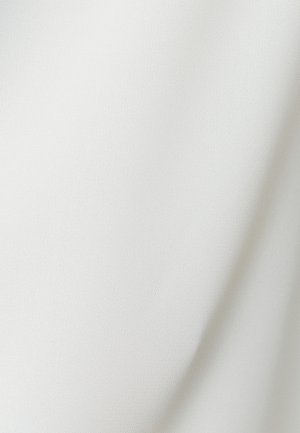 Valkoinen kangas, jossa on sileä, matta rakenne. Pinta on hieman ryppyinen, mikä antaa pehmeän laskoksen ja tasaisen värin. Ei kuvioita tai koristeita.