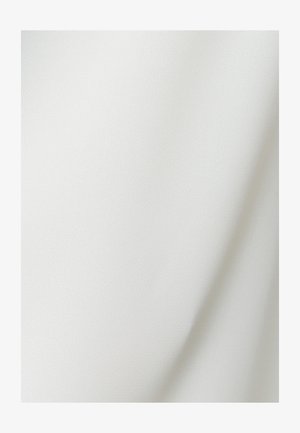 Valkoinen kangas, jossa on sileä, matta rakenne. Pinta on hieman ryppyinen, mikä antaa pehmeän laskoksen ja tasaisen värin. Ei kuvioita tai koristeita.