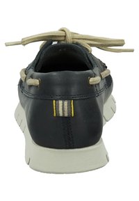 Marinefarbene Ledertrainingsschuhe mit beigen Schnürsenkeln, weißer Sohle und gestreiftem Rückenelement in Gelb und Grau. Einfaches Design mit gepolstertem Kragen.