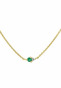 Collar de cadena de oro con una gema verde y un acento de diamante, ambos en un diseño minimalista, mostrando un acabado brillante.