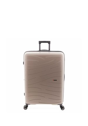 Maleta rígida beige con patrón texturizado de ondas, cuatro ruedas giratorias y un mango telescópico negro extendido.