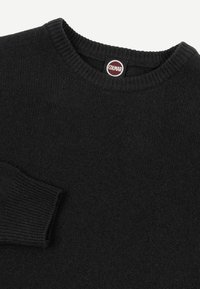 Pull noir en maille à col rond avec col et poignets côtelés, avec une étiquette de marque Colmar visible à l'intérieur du col.