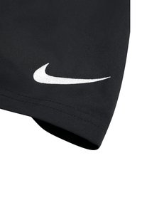 Schwarzer Sportstoff mit einem weißen, gestickten Nike-Logo. Glatte Textur mit sauberem Stich und taillierter Passform.