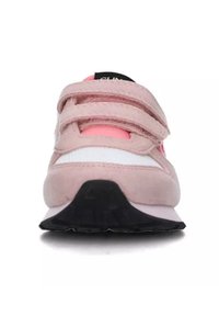 Sneaker sportivo in suède rosa chiaro con doppie cinghie in velcro, dettagli bianchi e suola in gomma nera. Presenta un design con punta arrotondata.