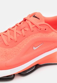 Nike Performance VERSAIR - Edzőcipő - bright crimson/metallic silver/black/lilac bloom