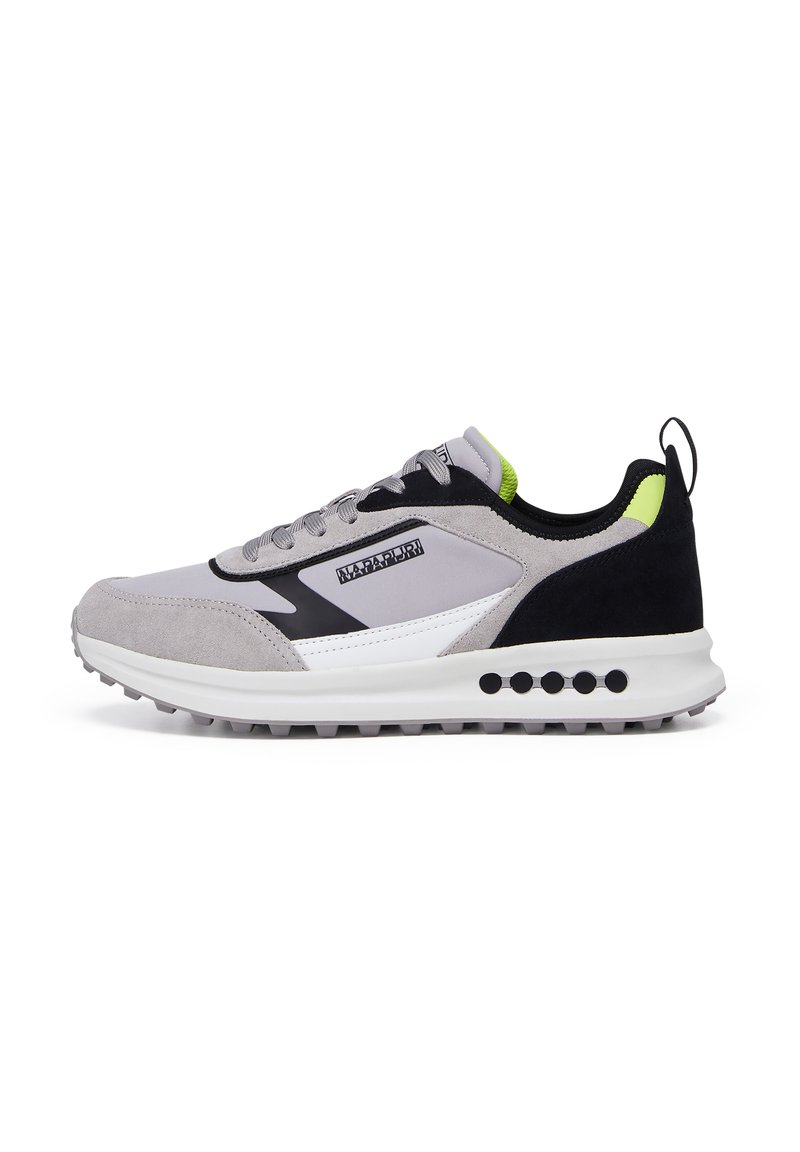 Scarpa atletica grigia e nera con un pannello bianco, parte superiore in suede testurizzato, chiusura con lacci e dettagli verdi. Presenta una suola in gomma con motivo.