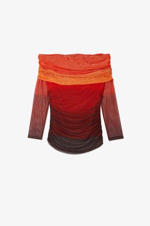 Průhledný top s off-the-shoulder designem v oranžových, červených a tmavě hnědých odstínech, s nabíranou texturou a dlouhými rukávy.