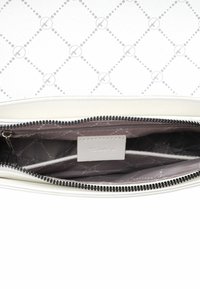 Borsa bianca con design a motivo a rombi, zip nera e fodera interna grigia con scomparti. Etichetta visibile all'interno. Texture liscia.
