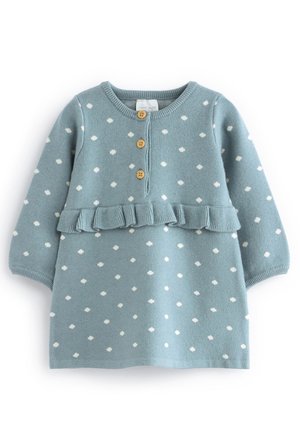 Jasnoniebieska dzianinowa sukienka w białe kropki, z falbanką w talii i trzema drewnianymi guziczkami z przodu. Długie rękawy i okrągły dekolt.