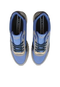 Blå sneakers med grå detaljer, med en slät läderövre, svart gummi-sula och guldhardwaredetaljer på snörena.