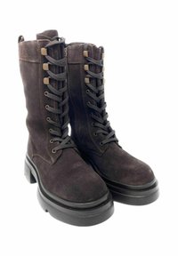 Stivali da combattimento neri in suede con lacci, altezza notevole, suola in gomma spessa e occhietti a contrasto. Caratterizzati da materiale testurizzato e design robusto.