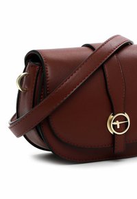 Borsa a tracolla in pelle bordeaux con forma arrotondata, accessori in metallo dorato e dettagli di cucitura nera; presenta una tracolla regolabile.
