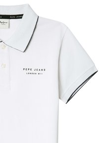 Biela polokošeľa vyrobená z textilného materiálu, s čiernym lemom na golieri, dvoma gombíkmi a potlačeným logom "PEPE JEANS LONDON W 11" na prednej strane.