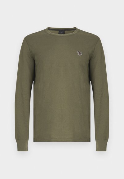 Olívazöld hosszú ujjú póló puha pamutból, a bal mellrészen egy kis hímzett mintával és klasszikus kerek nyakkivágással.