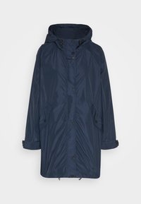 Manteau de pluie long bleu marine avec capuche, fermeture à boutons sur le devant, deux poches à rabat et poignets ajustables, présenté sur un fond blanc.