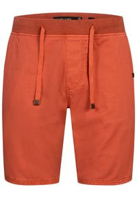 Short orange pour homme avec cordon de serrage, taille élastique, surpiqûres à l'avant et petite patche logo sur le côté.