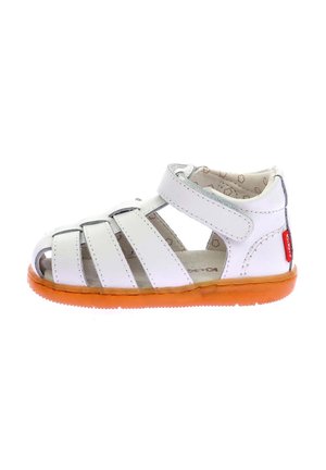 Sandalias blancas de cuero para niños pequeños con punta abierta, correa ajustable de velcro, suela de goma naranja y diseño de rayas en la parte superior.