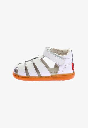 Sandales pour tout-petit en cuir blanc avec bout ouvert, bride Velcro réglable, semelle en caoutchouc orange et motif rayé sur la partie supérieure.