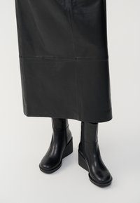 DEENA - Botins de cunha - black