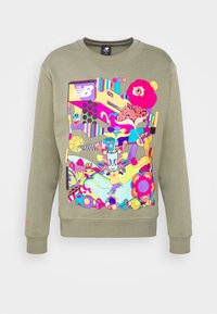 Olivgrön sweatshirt med en färgglad abstrakt grafisk tryck som har livliga mönster och designer, långa ärmar, rund hals och ribbade muddar.