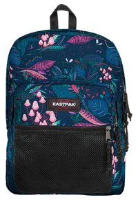 Eastpak-reppu tummansinisellä kukkakuviolla, jossa on vaaleanpunaisia sieniä ja vihreitä lehtiä. Mukana etuosassa musta verkotasku ja vetoketjuyksityiskohtia.