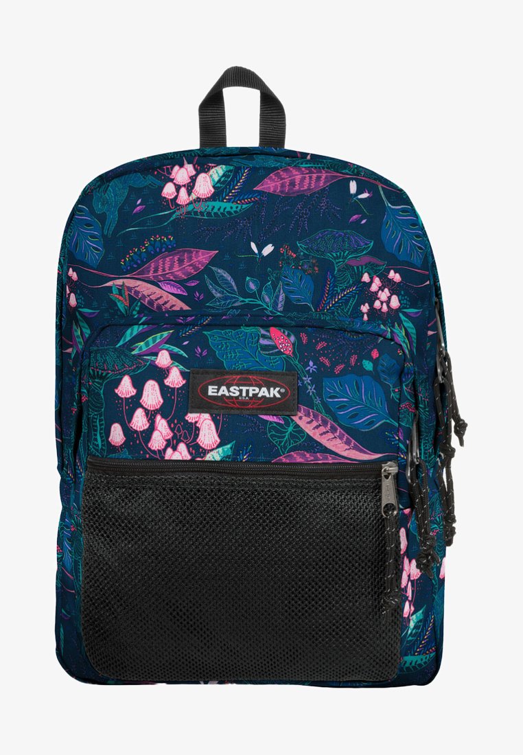 Eastpak rugzak met een donkerblauw bloemenprint, met roze paddenstoelen en groene bladeren. Bevat een voorvak van zwart gaas en ritsdetails.