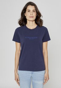 T-shirt bleu marine à manches courtes, col rond, avec le logo « STRENESSE BLUE » en texte bleu contrastant sur le devant, fabriqué en coton doux.