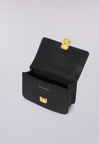 Černá kožená kabelka s texturovaným povrchem, zlatými kovovými doplňky, uzávěrem na západku a embosovaným logem "GENTLE SOCIETY" na přední straně.