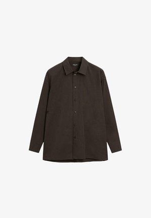 Camicia a maniche lunghe marrone scuro in vestibilità rilassata, con colletto classico, chiusura con bottoni sul davanti e una tasca laterale singola a sinistra.
